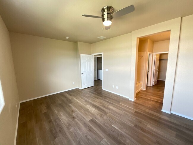 Building Photo - 3 Bedroom Townhome Available Near Constitu...