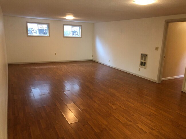 Building Photo - Updated 3 bedroom 3 bath house in Eugene!