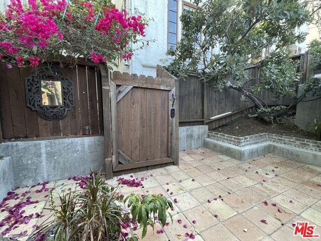 Building Photo - 6853 1/2 W Alta Loma Terrace