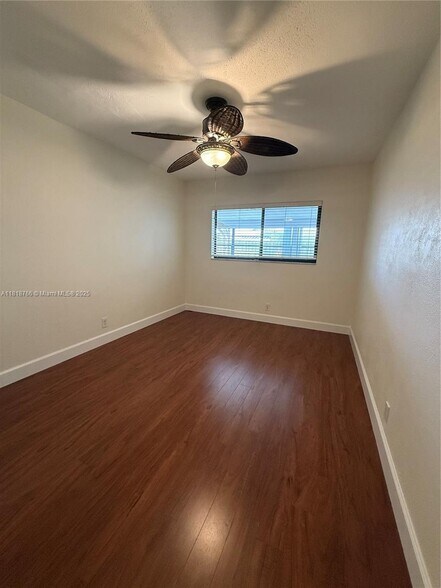 Building Photo - 1721 NE 48th Ct