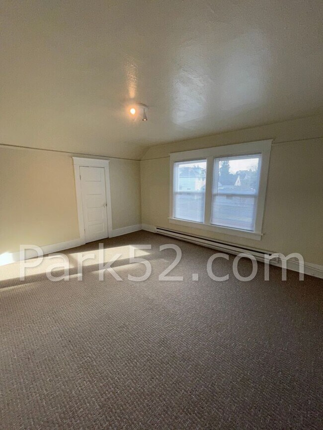 Building Photo - 2 Bedroom Tacoma Duplex