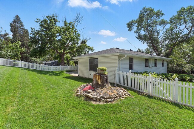 Building Photo - Spacious 4-Bedroom Home for Rent in Desira...