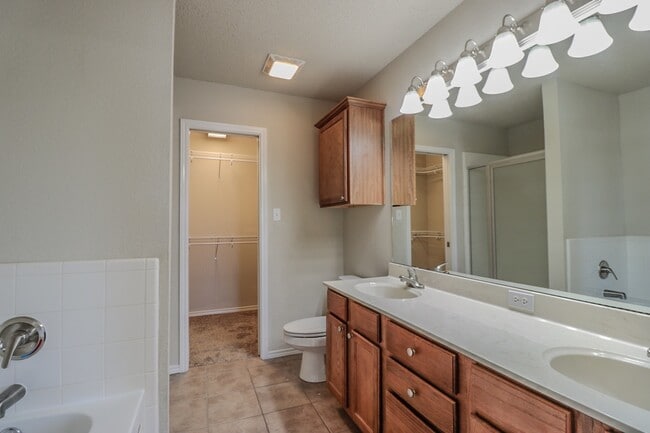 Building Photo - Pre-Leasing  3 bed 3 bath Near Texas Tech!