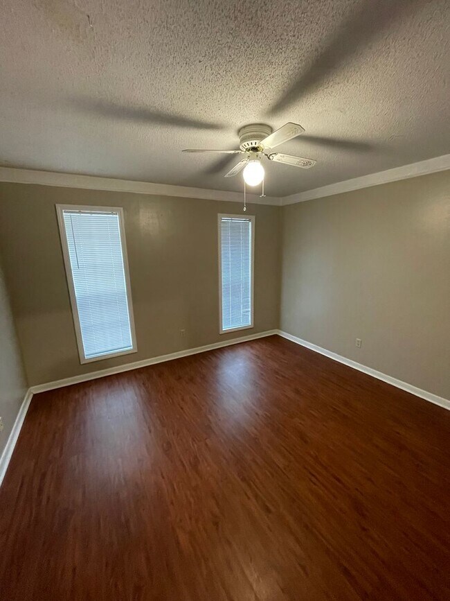 Building Photo - 107 Country Ln
