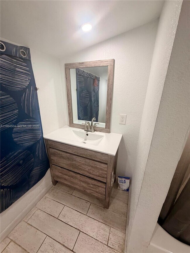 Building Photo - 236 SW 10th Ave