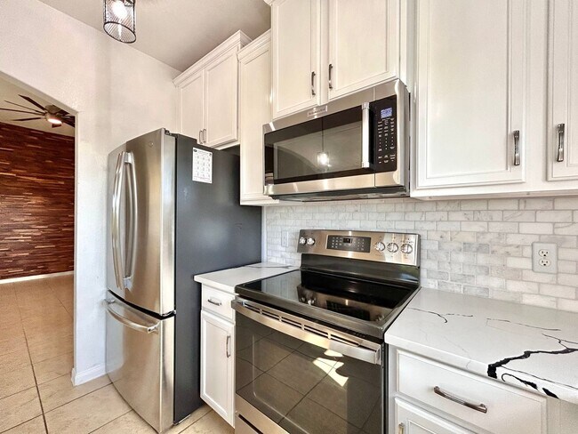 Building Photo - Beautiful 3-Bedroom, 2-Bath Home with Comm...