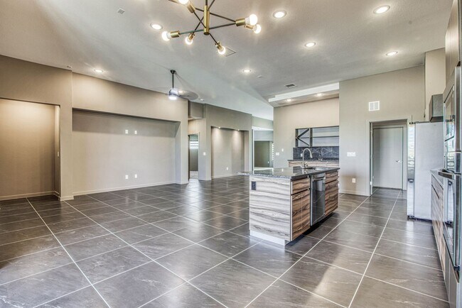 Building Photo - Beautiful East side House 4 bed-2.5 baths, part of The Overlook Casa Club that includes Swimming ...