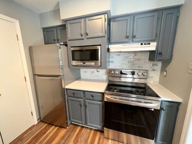 Building Photo - Freshly Updated Condo!