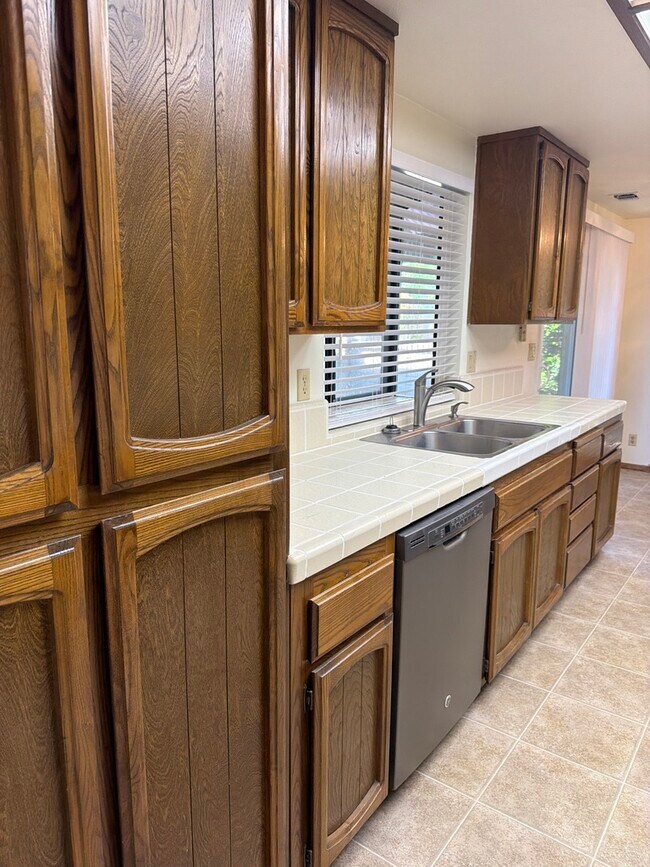 Building Photo - 8016 Sawgrass Cir