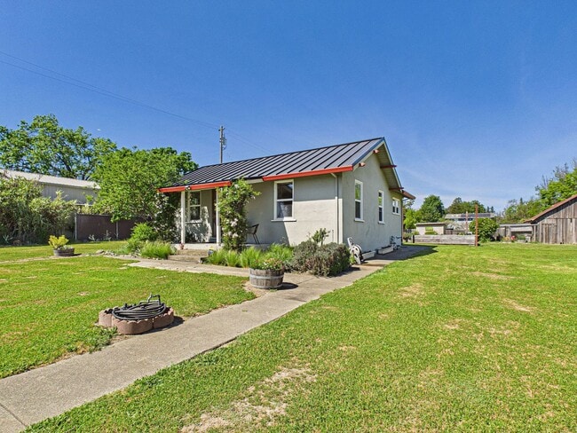 Building Photo - 2 bed 1 bath - Beautiful Outdoor Living