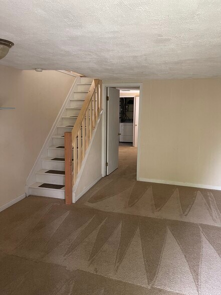 Building Photo - 2022 Valley Dr