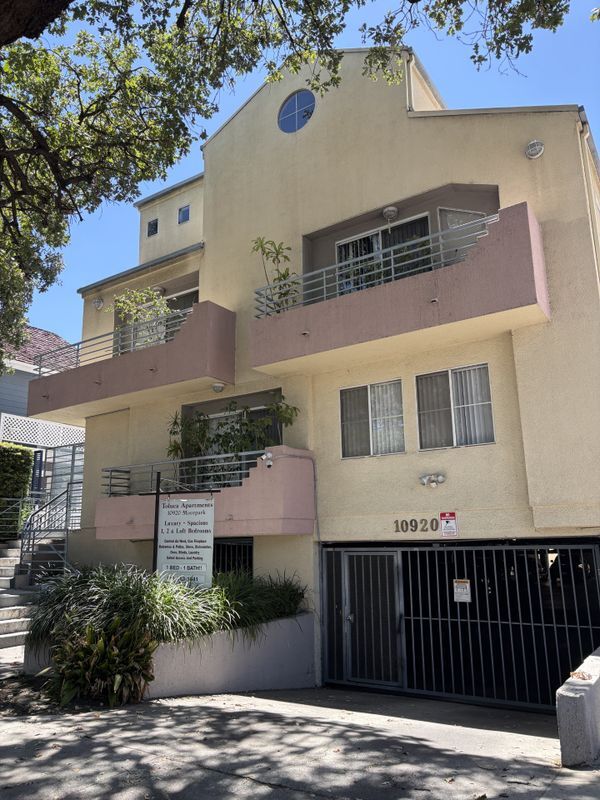 Building Photo - 10920 Moorpark St