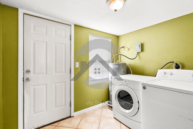 Building Photo - 2013 Independence St