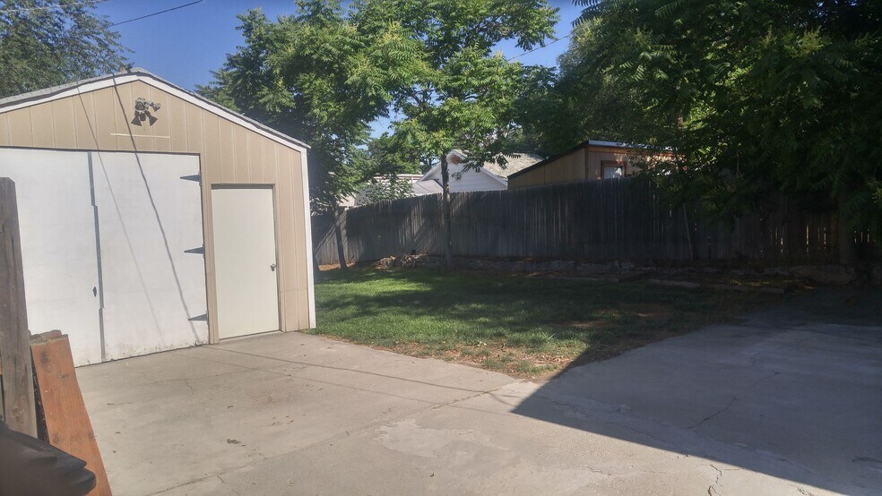Spacious backyard - 524 S 900 E