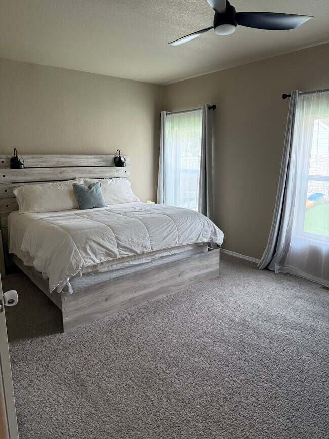 Building Photo - 9958 Golf Crest Dr