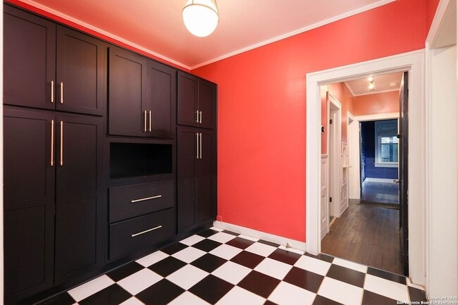 Building Photo - 418 W Rosewood Ave