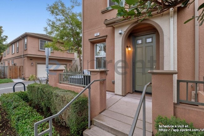 Building Photo - 137 Burbank St