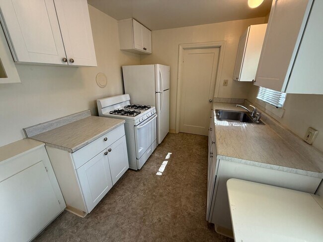 Building Photo - Downstairs one bedroom apartment available...