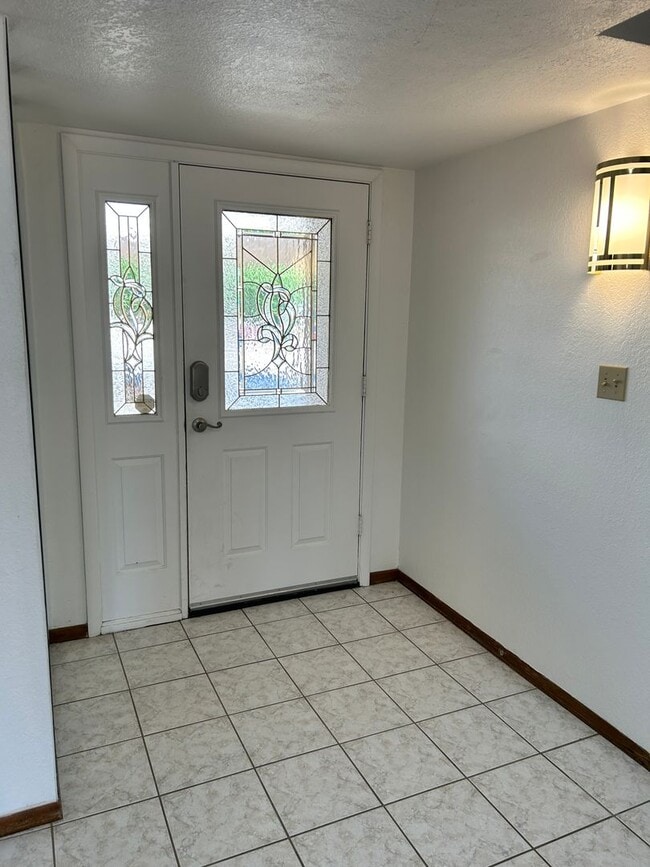 Building Photo - Great Unfurnished home!