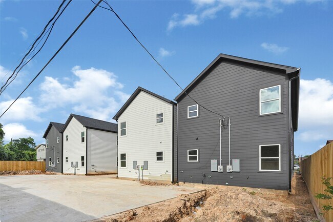 Building Photo - 418 Clinton Park St