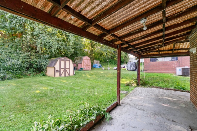 Building Photo - 823 Hartman St