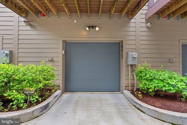 Building Photo - 10413 Fernwood Rd