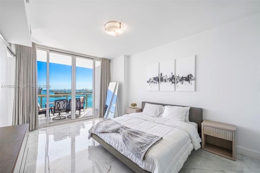 Building Photo - 2020 N Bayshore Dr