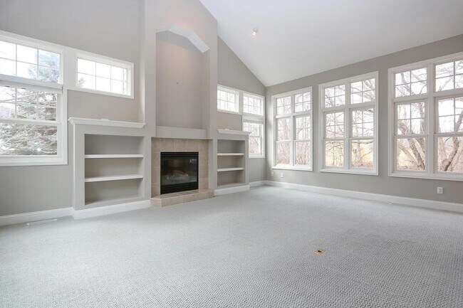Building Photo - Rare 4 bed singe family super nice luxurio...