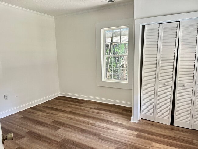 Building Photo - Recently Renovated 2-Bedroom Home in Hende...
