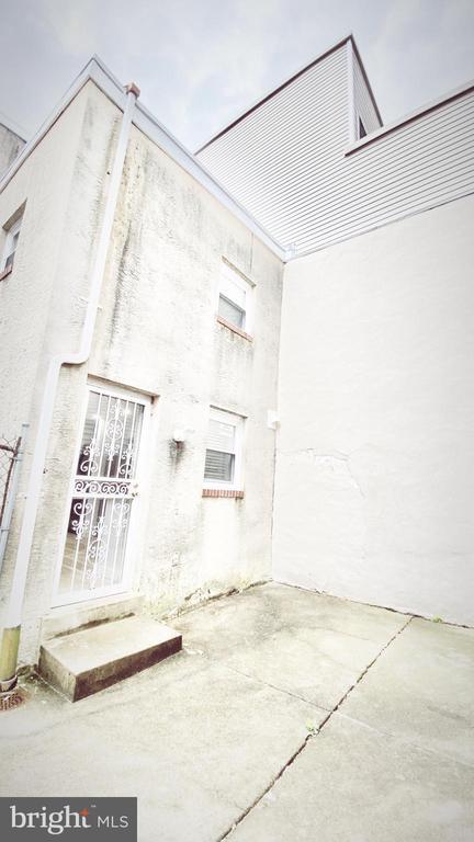Building Photo - 329 W Thompson St