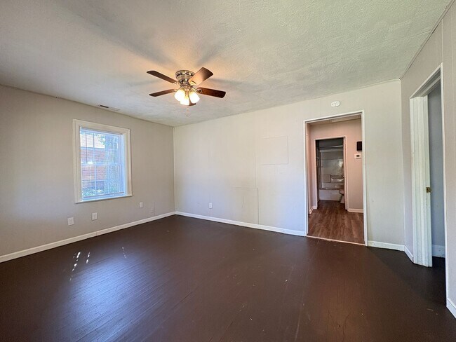 Building Photo - 2 Bedroom, 1 Bathroom House in High Point!