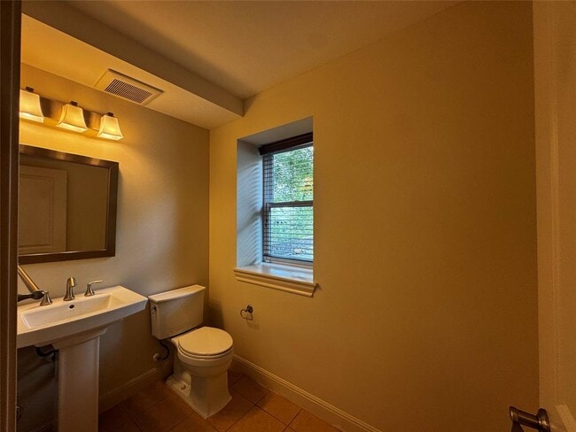 Building Photo - 1216 W 22nd St