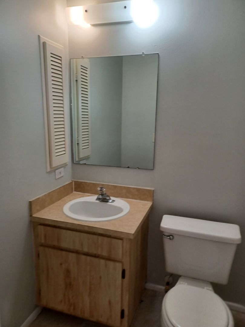 Building Photo - Community Pool / All Tiled Unit with a screened in lanai / Water Included & 1 mnth FREE