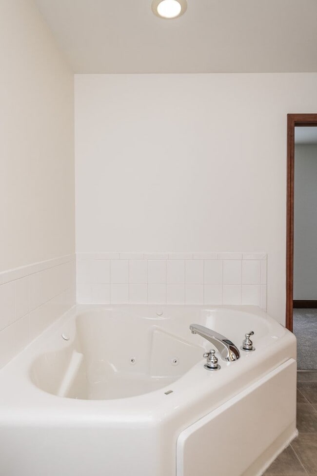 Building Photo - 3 Bedroom / 2 Bathroom Home for Rent in Va...
