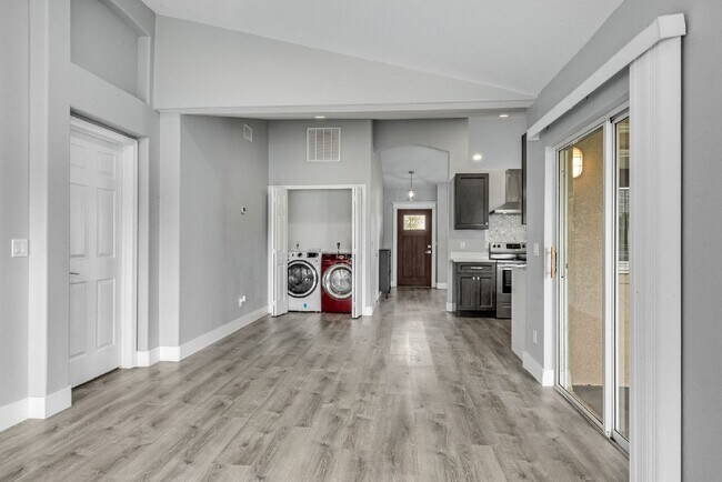 Building Photo - Stunning 3 Bed, 2 Bath Home in Vizcaya Estates