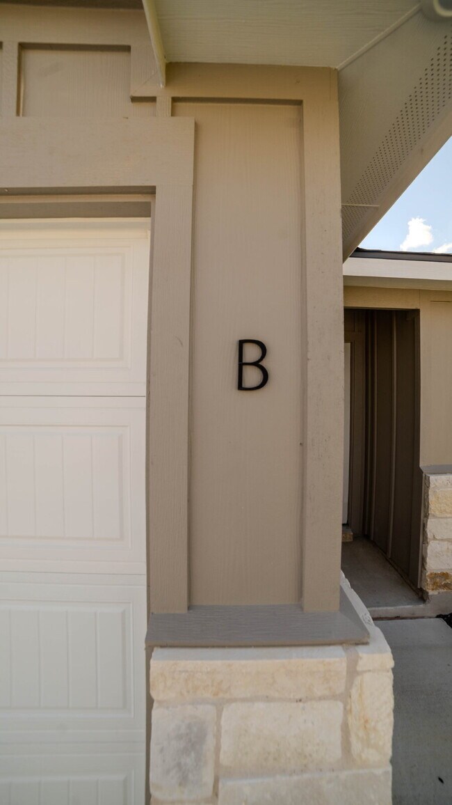 Building Photo - "Newly-built 3-Bed, 2-Bath Duplex on Switc...