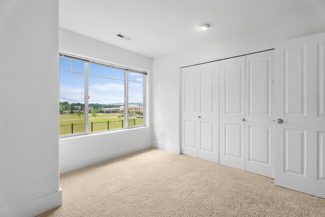 Building Photo - Spacious 3-Level Townhome for Rent in Prim...