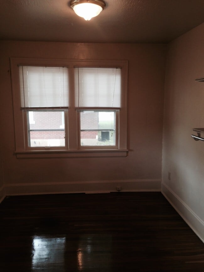 Building Photo - 3 bed, 1 bath house just steps from Missouri State University