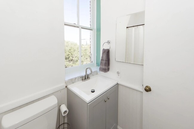 Building Photo - 350 King St