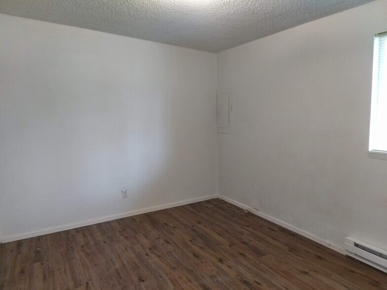 Room1Room 2 - 16419 32nd Ave S