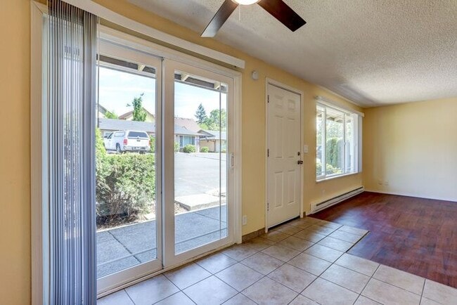 Building Photo - Remodeled Spacious 2 Bed 1 Bath In Quiet Community