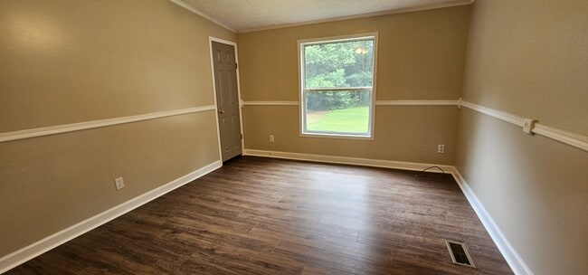 Building Photo - 651 E Sanders Rd