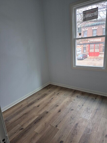 bedrm2 - 8702 S Escanaba Ave