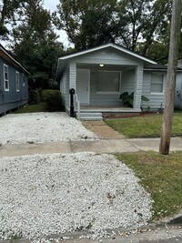 Building Photo - **Move in ready - 3/2 Renovated single family home