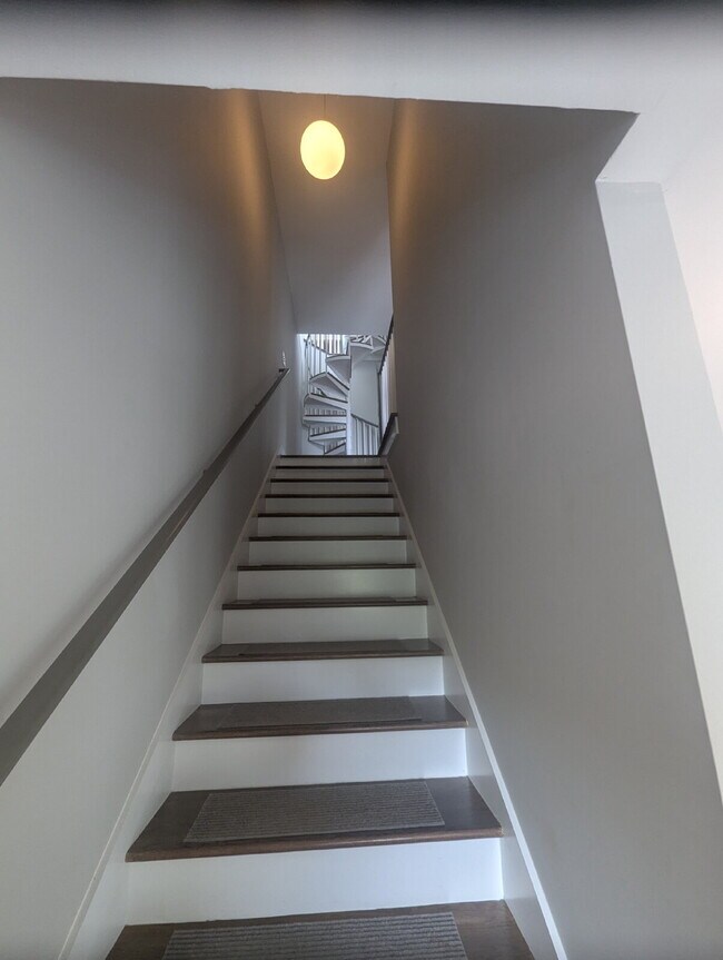 Building Photo - 3 BD / 3 BA Newer Row Home for Lease in Ha...