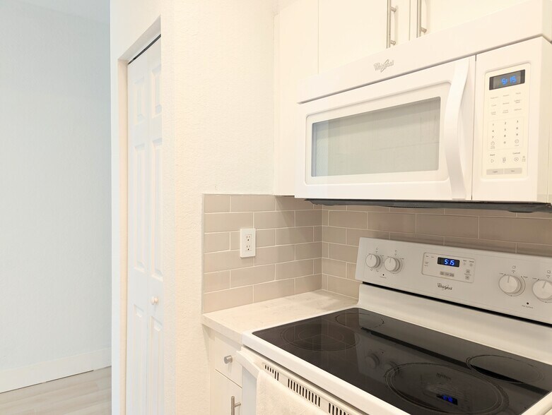 Kitchen - 269 SE 32nd Ave