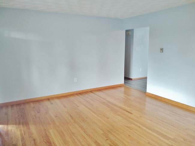 Building Photo - 2 Bed / 1-1/2 Bath Single Family Home