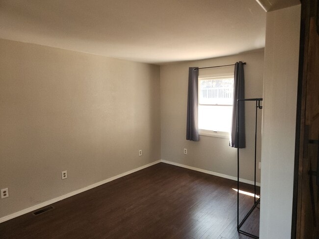 Building Photo - Updated 2 bed + bonus room / 2 bath home