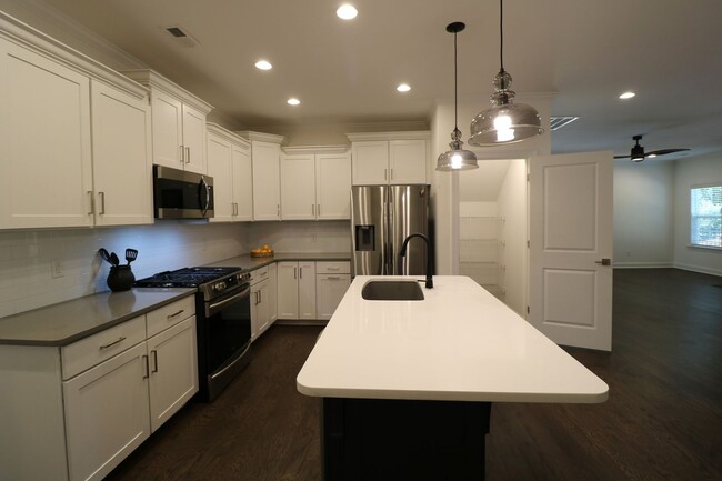 Building Photo - 772 Gibb St