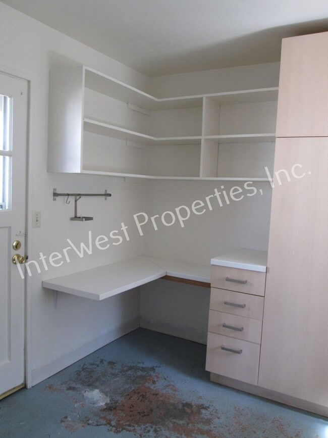 Building Photo - Montavilla Cutie! 2bd 1 ba home with Garag...